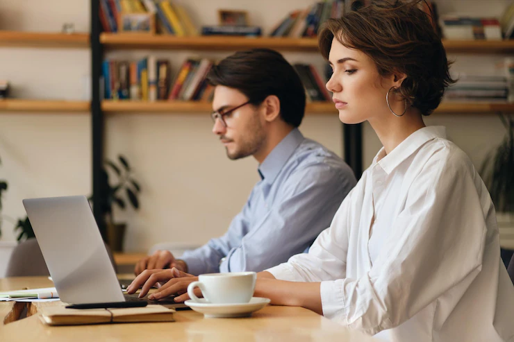 Homem e mulher utilizando laptop